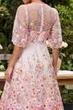 Robe midi fleurie rose brodée à col rond avec demi-manches