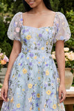 Robe midi brodée à col carré fleur bleue avec manches bouffantes