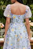 Robe midi brodée à col carré fleur bleue avec manches bouffantes