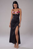 Robe noire à col carré plissé en satin à fourreau long avec fente