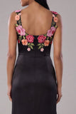 Robe noire à col carré plissé en satin à fourreau long avec fente