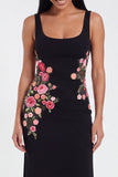 Robe longue à fleurs à col carré noir à fourreau