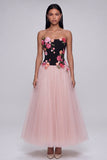 Longue robe florale en tulle bretelé noire et rose A-line