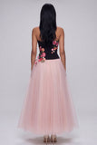 Longue robe florale en tulle bretelé noire et rose A-line