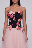 Longue robe florale en tulle bretelé noire et rose A-line