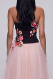 Longue robe florale en tulle bretelé noire et rose A-line
