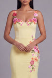 Robe longue à fleurs de sirène jaune clair avec des appliques