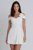 Mini-robe ivoire à épaules froides en ligne en A fronceuse avec fleur 3D