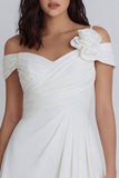 Mini-robe ivoire à épaules froides en ligne en A fronceuse avec fleur 3D