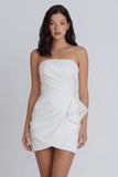 Mini robe bodycon sans bretelles en ivoire avec volants