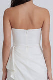 Mini robe bodycon sans bretelles en ivoire avec volants