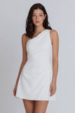 Petite robe blanche à une épaule froncée en A
