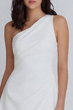 Petite robe blanche à une épaule froncée en A