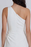 Petite robe blanche à une épaule froncée en A