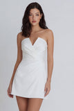 Petite robe blanche sans bretelles à fronçages en ligne A