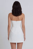 Petite robe blanche sans bretelles à fronçages en ligne A