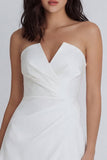Petite robe blanche sans bretelles à fronçages en ligne A