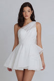 Mini-robe blanche froncée en tulle à une épaule avec volants