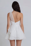Mini-robe blanche froncée en tulle à une épaule avec volants