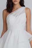 Mini-robe blanche froncée en tulle à une épaule avec volants