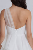 Mini-robe blanche froncée en tulle à une épaule avec volants