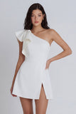 Mini-robe ivoire ligne en A à une épaule à volants avec fente