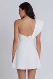 Mini-robe ivoire ligne en A à une épaule à volants avec fente