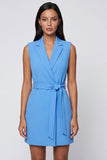 Robe de travail courte bleue à revers avec ceinture