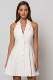 Robe de travail courte blanche à simple boutonnage à ligne A en dos nus
