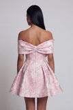 Robe de mini-rentrée rose Jacquard à épaule décollée avec un nœud