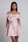 Robe de mini-rentrée rose Jacquard à épaule décollée avec un nœud