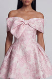 Robe de mini-rentrée rose Jacquard à épaule décollée avec un nœud