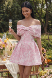Robe de mini-rentrée Jacquard rose A-large à épaules décollées avec un nœud