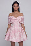Robe de mini-rentrée Jacquard rose A-large à épaules décollées avec un nœud