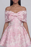Robe de mini-rentrée Jacquard rose A-large à épaules décollées avec un nœud