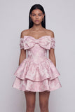 Robe de mini-retour à la maison rose Jacquard en ligne A à volants avec un nœud