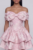Robe de mini-retour à la maison rose Jacquard en ligne A à volants avec un nœud