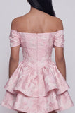 Robe de mini-retour à la maison rose Jacquard en ligne A à volants avec un nœud