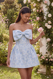 Robe de mini-rentrée Jacquard bleue A-Line décollée sur les épaules avec nœud