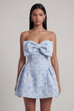 Robe de mini-rentrée Jacquard bleue A-Line décollée sur les épaules avec nœud