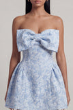 Robe de mini-rentrée Jacquard bleue A-Line décollée sur les épaules avec nœud