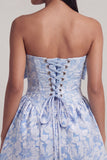 Robe de mini-rentrée Jacquard bleue A-Line décollée sur les épaules avec nœud
