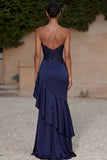 Robe de soirée bustière bleu marine à volants à paillettes et fente