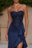Robe de soirée bustière bleu marine à volants à paillettes et fente