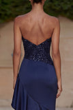 Robe de soirée bustière bleu marine à volants à paillettes et fente
