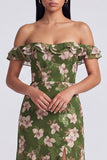 Robe fleurie à volants à volants vert foncé à épaules dénudés