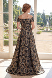 Une robe longue fleur jacquard à l’épaule décollée