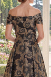 Une robe longue fleur jacquard à l’épaule décollée