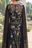 Longue robe de mère de la mariée brodée en tulle noir à ligne A avec manches cape
