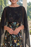 Robe longue de la mère de la mariée brodée en tulle noir à ligne A avec une cape